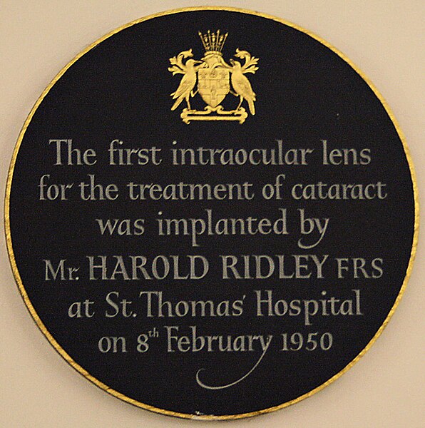 File:Plaque for Harold Ridley's first intraocular lens at St Thomas' Hospital.jpg