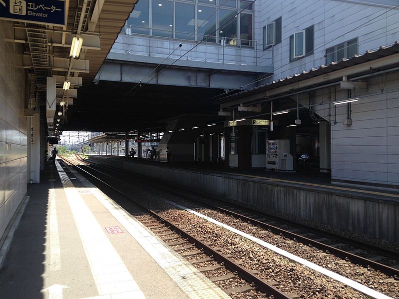 File:Platform of Kurume Station 4.jpg