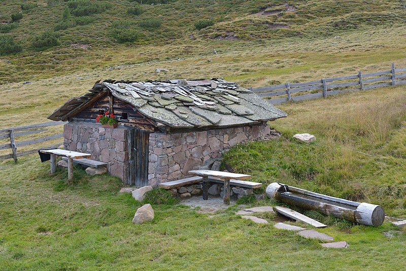 File:Platzer Alm Hütte Steinhaus.jpg