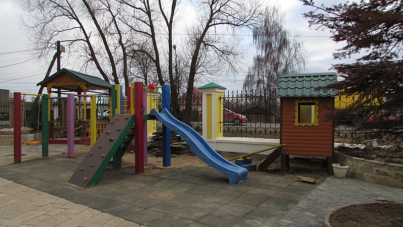 File:Playground for children near Kiovo church. March 2014. - Детская площадка рядом с церковью. Март 2014. - panoramio.jpg