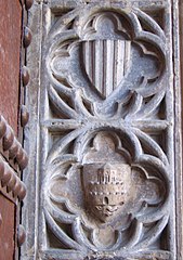 Arriba el escudo del rey y abajo el de la ciudad (o de los Botonach, según autores), siglo XIV.[15]​[16]​