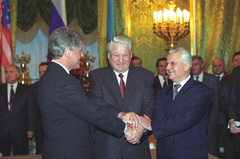 Bill Clinton, Boris Jeltsin ja Leonid Kravtšuk sopimuksen allekirjoittamisen jälkeen