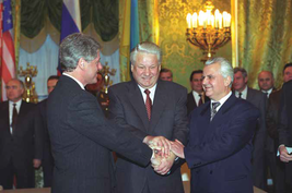 Presidents after signing the Trilateral Statement, Moscow, 1994.png