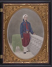 Le soldat Louis A. Matos de la compagnie C, 5e régiment d'infanterie de New York, en uniforme de zouave de l'Union.