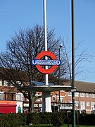 Het underground logo op de rotonde voor het station