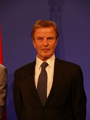 Bernard Kouchner: Mjek dhe politikan francez