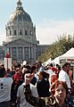 Une opposante à la guerre d'Irak fait le salut républicain durant une manifestation pacifiste le 15 février 2003 à San Francisco, Californie.