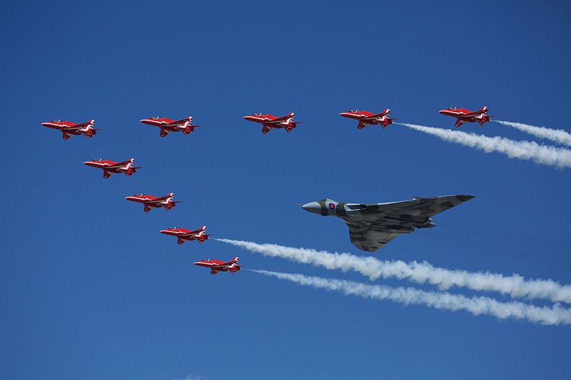 File:Red Arrows & Vulcan (19944780091).jpg