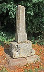 Overblijfselen van Churchyard Cross, ongeveer 15 meter ten noorden van North Aisle Door, Church of St Peter