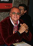 Renzo Arbore, attore nel film Odore di pioggia.