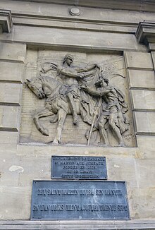 Représentation de saint Martin partageant son manteau avec un mendiant à Amiens. Détail du palais de justice d'Amiens.