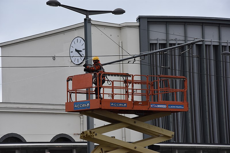 File:Retrait de la caténaire du TVR devant la gare de Caen janvier 2018.jpg