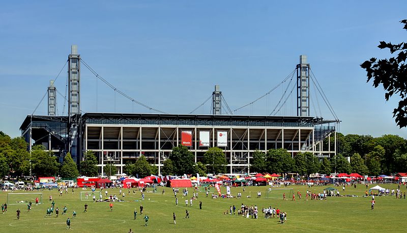 Datei:Rheinenergie-Stadion Südseite und Jahnwiesen (5382-84).jpg