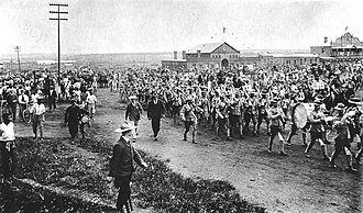 Rhodesian volunteers leaving Salisbury for service in the Second Boer War, 1899 Rhodesians leaving Salisbury for Boer War.jpg