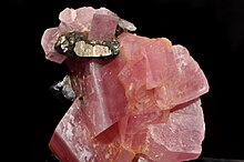 ファイル:Rhodochrosite,_chalcopyrite,_quartz.jpg