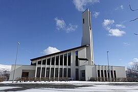 Ringvassøy kirke (Kirche) Hansnes, Karlsøy kommune, Troms, Norwegen Architekt Nils Toft 1977 (Blauer Himmel, Schnee auf dem Boden, Frühjahr) 2019-05-06 7868.jpg