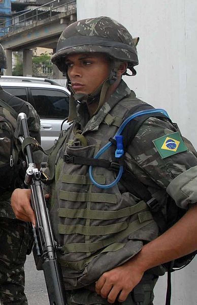 File:Rocinha ocupação.2008 (cropped).JPG