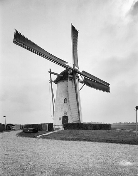 File:Ronde stenen grondzeiler met zeilen op de wieken van voren gefotografeerd - Biggekerke - 20352685 - RCE.jpg