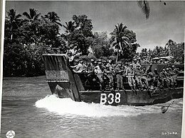 SC 207688 péniches de débarquement transportant des troupes de la 24e Division d'infanterie jusqu'à la rivière Mindanao pour l'attaque de Fort Pikit en avril 1945.jpg