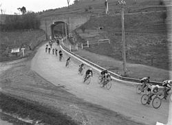 Eine Reihe von Radfahrern kommt durch den Bogen der Eisenbahnbrücke in Picton