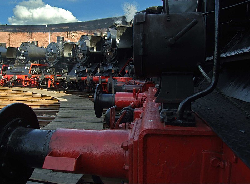 File:Saechsisches Eisenbahnmuseum - gravitat-OFF - Lokschuppen Bahnhof Hilbersdorf (SEM) (1).jpg