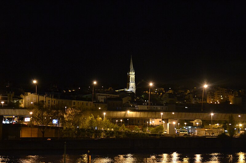 File:Saint-Cloud la nuit.jpg
