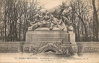 Gros plan sur la sculpture centrale : un bœuf dominant un faucheur qui aiguise sa faux, embrassé par son fils, son épouse qui lui apporte son repas, à gauche un laboureur et sa charrue, à droite un berger.