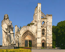 Las ruinas de le abadía de Saint-Bertin y la estatua del abad Suger.