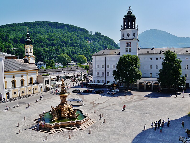 File:Salzburg Residenzplatz 7.jpg