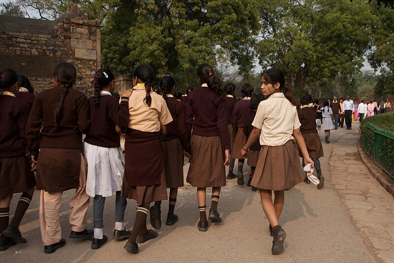 File:Schoolgirls Leaving the Qutb Minar - New Delhi (4609862997).jpg