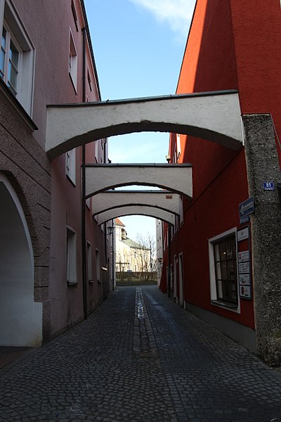 File:Schwibbögen Kirchengasse Mühldorf.jpg