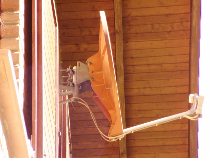 File:Seitenansicht einer Satellitenantenne.jpg