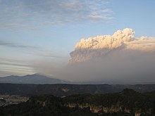 Vue du panache volcanique du mont Shinmoe lors de son éruption de janvier 2011.