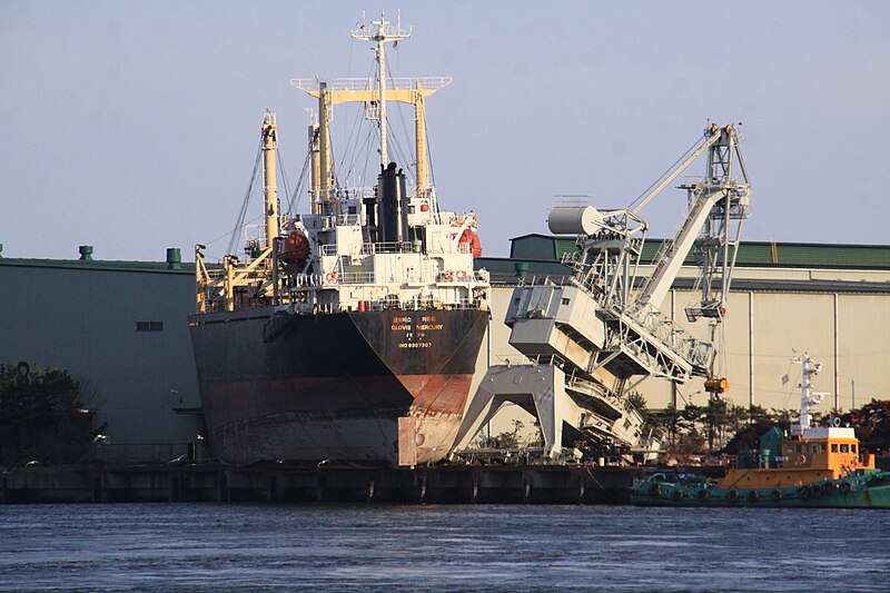 File:Ship on the port (zoom up).JPG