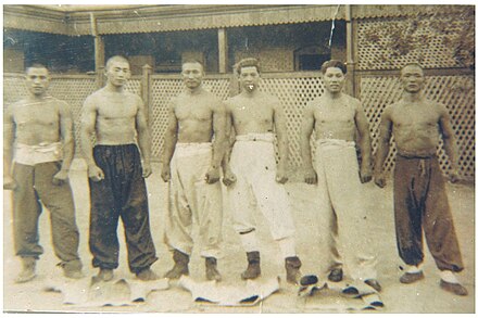 Six experts de lutte chinoise, lors d'une compétition à Tianjin en 1936