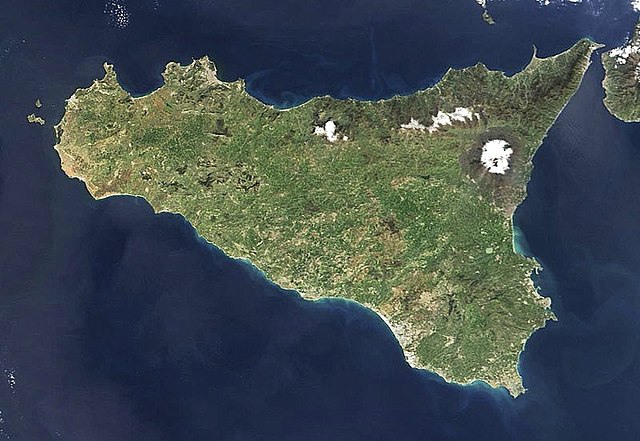 תמונת לוויין של סיציליה – הנקודה הלבנה מימין היא הר הגעש אטנה