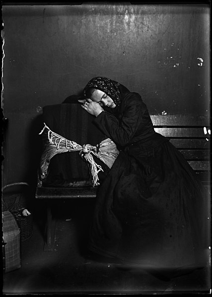 File:Slovak Woman Immigrant Taking Nap In Baggage-1905 (3334091032).jpg