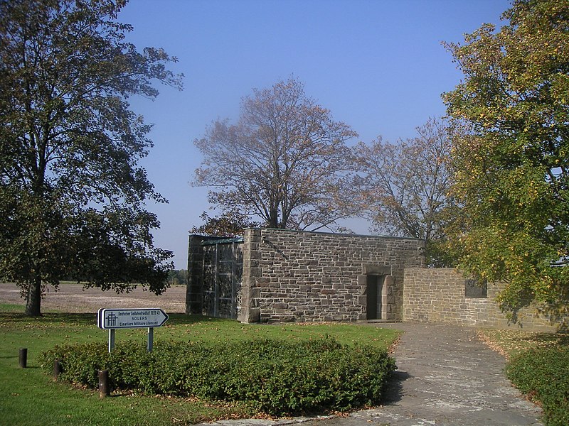 File:Solers War Cemetery 01.JPG