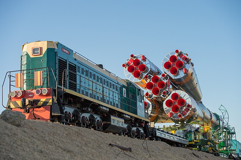 File:Soyuz TMA-10M spacecraft roll out by train (7).jpg