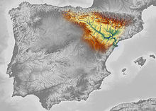 Черно-белый спутниковый снимок Пиренейского полуострова, но в долине реки Эбро на границе Испании и Франции используются цвета от красного до синего для обозначения топографии и высоты.