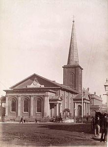 Eine elegante Kirche im georgianischen Stil mit einem Turm