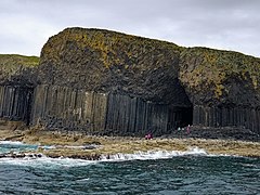 tebing pulau Staffa kang katon kaya pilar