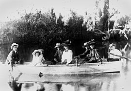 StateLibQld 2 122214 1900-1910.jpg, Beldan's, North Eton, Queensland, Lagoon Creek bo'ylab eshkak eshgan erkaklar, ayollar va bolalar guruhi.