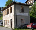 Ehemaliger Bahnhof Sottocastello, zeitweise auch als Pieve di Cadore bezeichnet. Links über dem Stationsnamen ist außerdem noch die Kilometerangabe 4,573 erkennbar.
