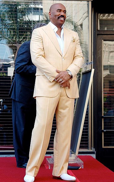 File:SteveHarveyStandingHWOFMay2013.jpg