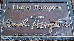 Плита памяти Лайонелу Хэмптону — улица известности