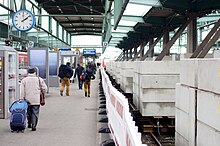 Zusätzliche Betonstützen zur Stabilisierung des Bahnsteigdachs blockieren einen Teil des Bahnsteiggleises 8 (Dezember 2012)