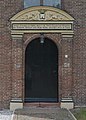 Oostelijke ingang van de kerk van Surhuizum met daarboven de vermelding van Eelco van Haersma (1718-1793).