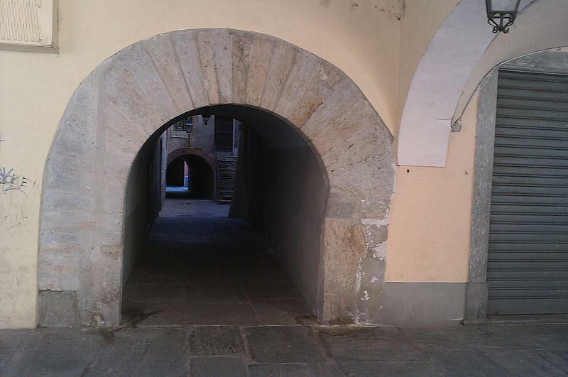 File:Susa, antico porticato con passaggio pedonale.jpg