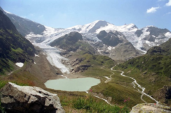 Gezicht op de Urner Alpen in Zwitserland. Op de voorgrond is de Sustenpas te zien. De gletsjers, hun sporen in het landschap, en de alpiene begroeiing ("alpenweides") zijn allen kenmerken van een hooggebergte.